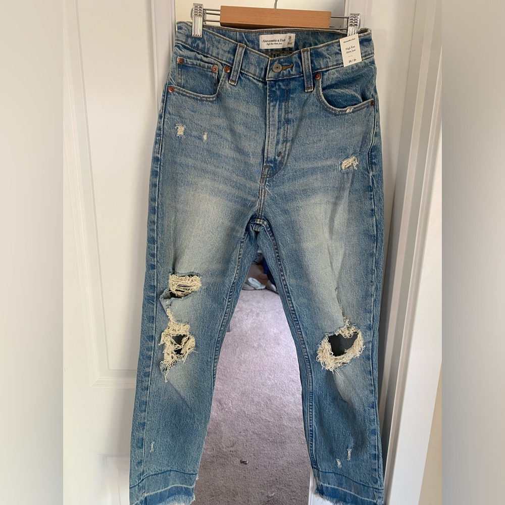 Abercrombie High Rise Mom Jeans Brand New